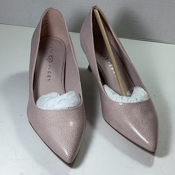 Katy Perry

The Golden Pump - Picture 7 of 11